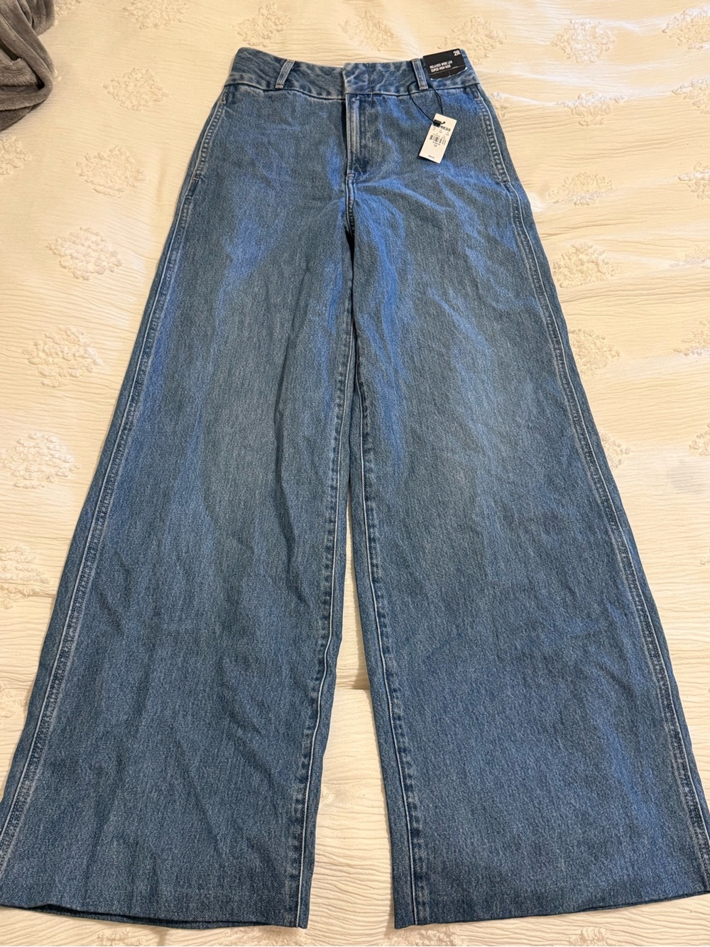 Express Wide-Leg Jeans in Medium Blue Wash